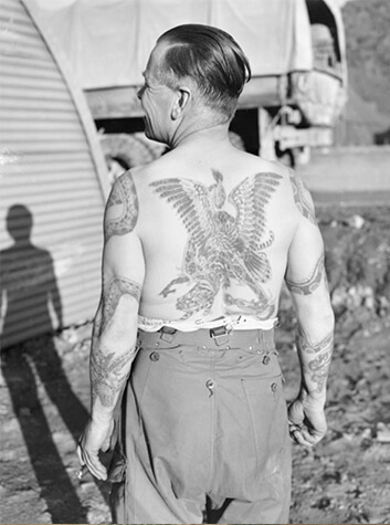 Một binh sĩ người Úc đã thực hiện xăm mình ở Nhật Bản, Ai Cập, Anh, Hồng Kông và Ấn Độ, chụp ở Hàn Quốc vào tháng 12/1953. Ảnh: nippon